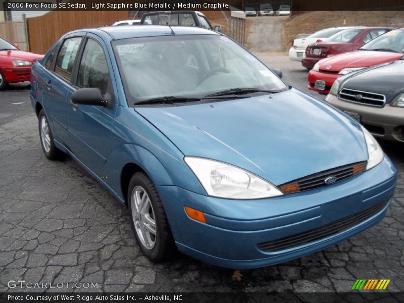 Front 3/4 View of 2000 Focus SE Sedan
