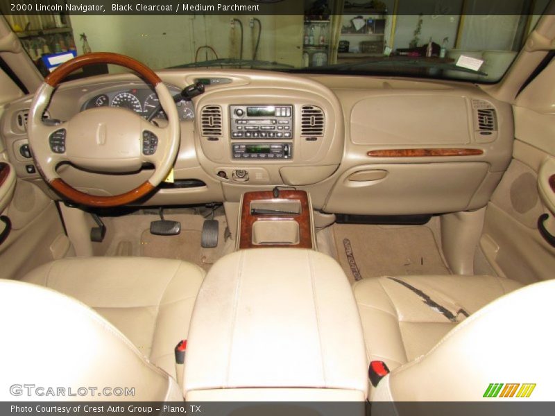 Black Clearcoat / Medium Parchment 2000 Lincoln Navigator