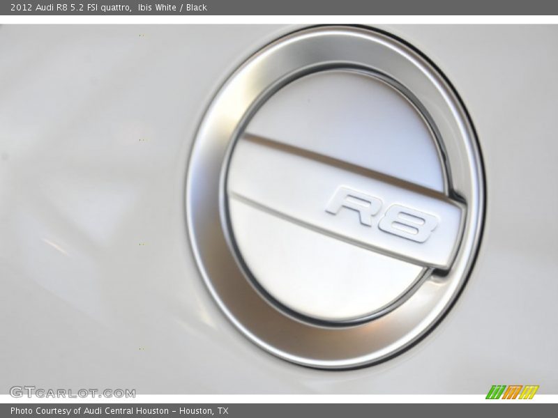  2012 R8 5.2 FSI quattro Logo