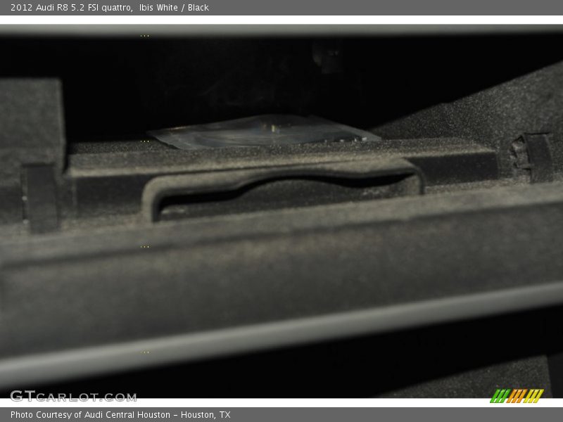 Ibis White / Black 2012 Audi R8 5.2 FSI quattro