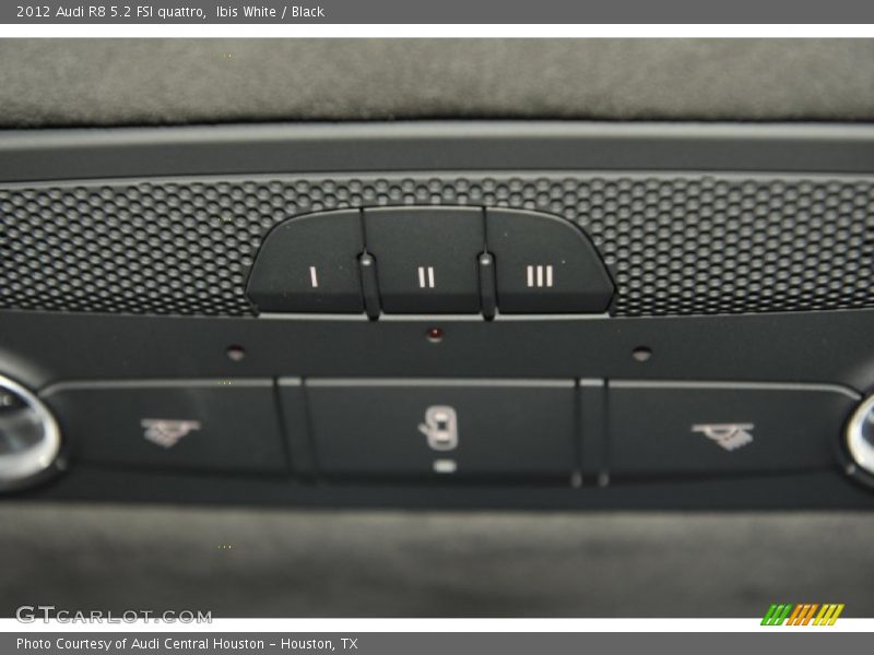 Ibis White / Black 2012 Audi R8 5.2 FSI quattro