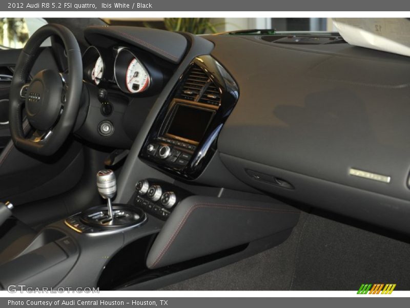 Ibis White / Black 2012 Audi R8 5.2 FSI quattro