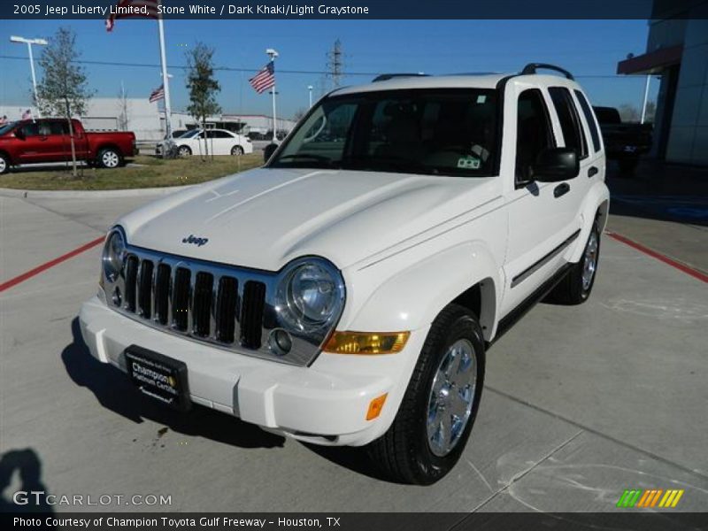 Front 3/4 View of 2005 Liberty Limited