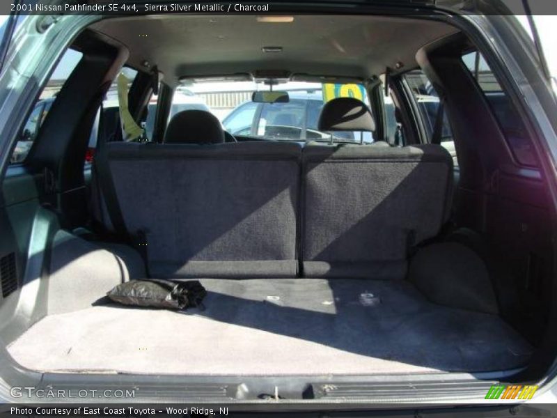 Sierra Silver Metallic / Charcoal 2001 Nissan Pathfinder SE 4x4