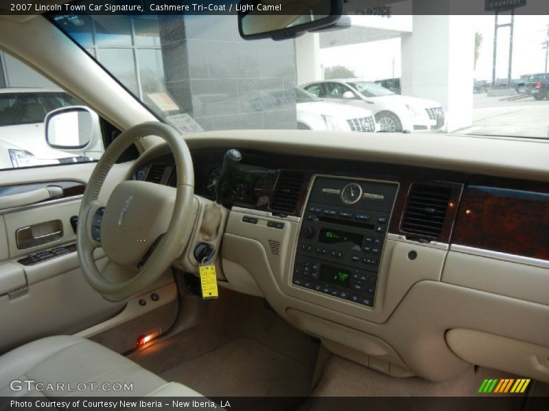Cashmere Tri-Coat / Light Camel 2007 Lincoln Town Car Signature