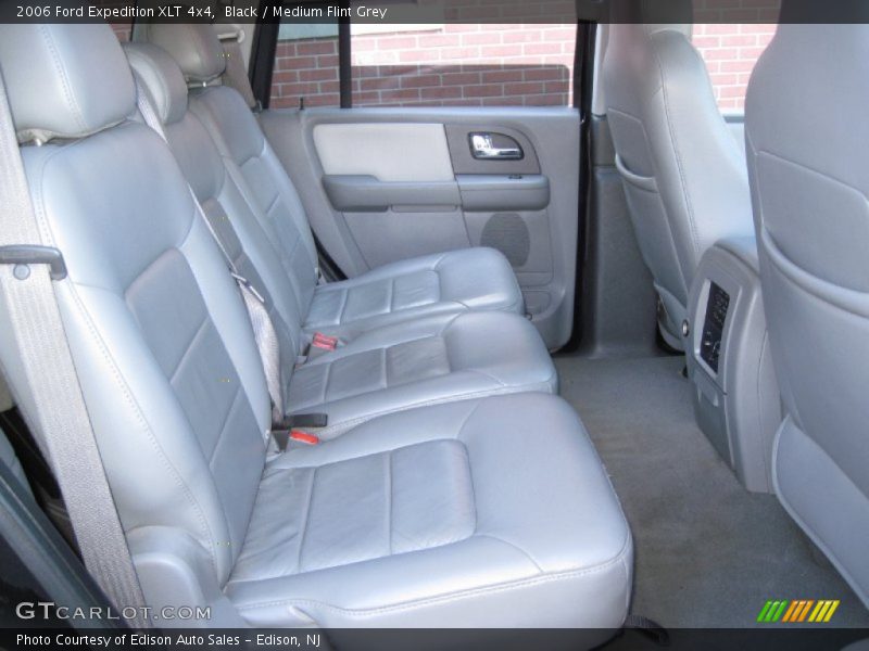 Black / Medium Flint Grey 2006 Ford Expedition XLT 4x4