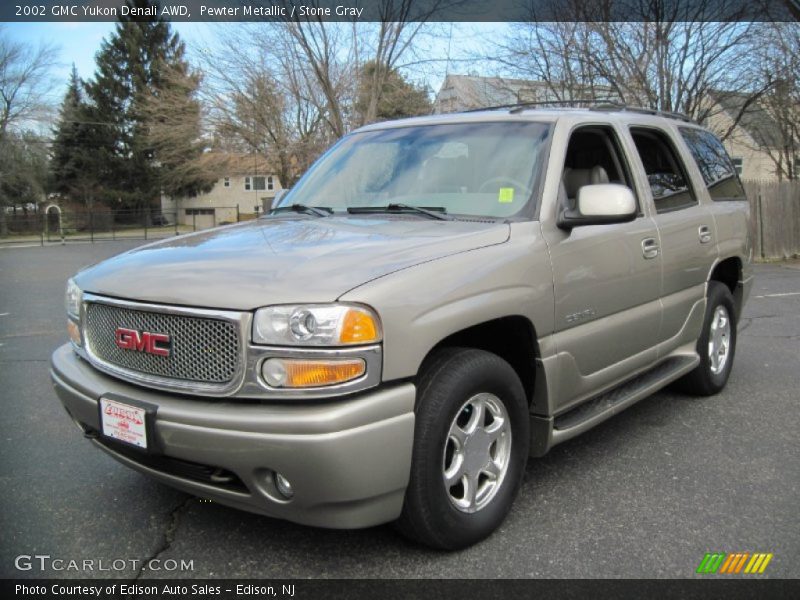 Front 3/4 View of 2002 Yukon Denali AWD
