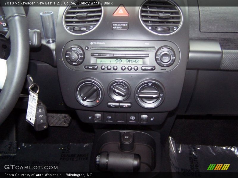 Candy White / Black 2010 Volkswagen New Beetle 2.5 Coupe