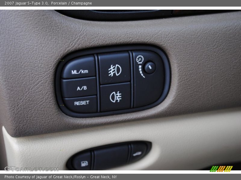 Porcelain / Champagne 2007 Jaguar S-Type 3.0