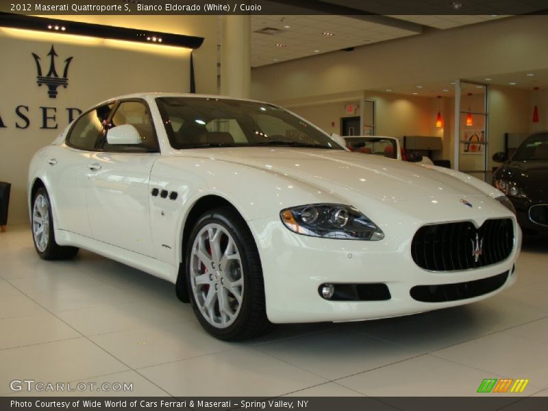 Front 3/4 View of 2012 Quattroporte S