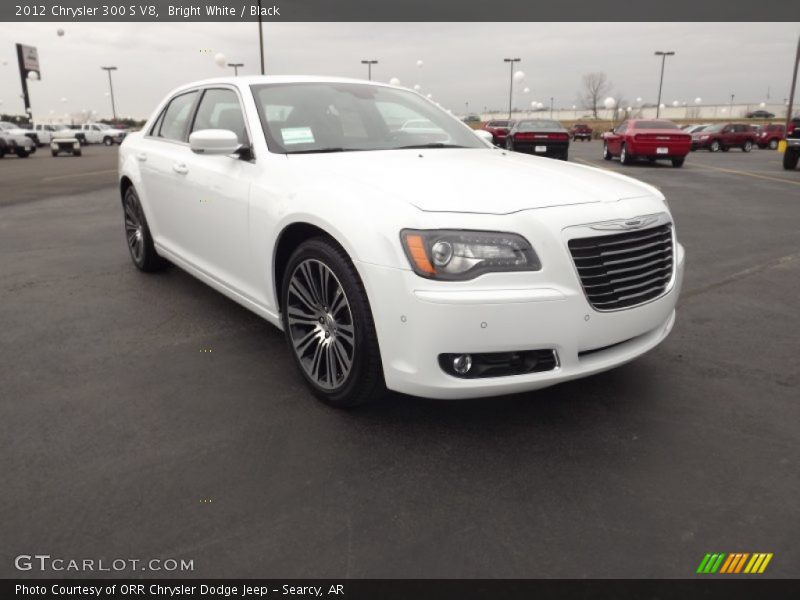 Front 3/4 View of 2012 300 S V8