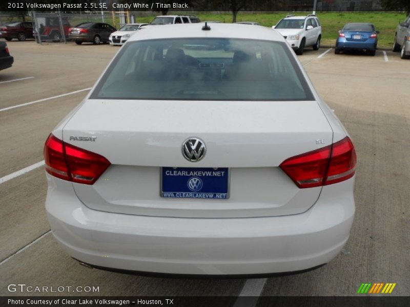 Candy White / Titan Black 2012 Volkswagen Passat 2.5L SE