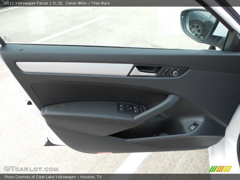 Candy White / Titan Black 2012 Volkswagen Passat 2.5L SE