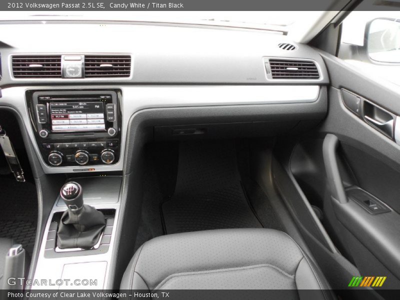Candy White / Titan Black 2012 Volkswagen Passat 2.5L SE