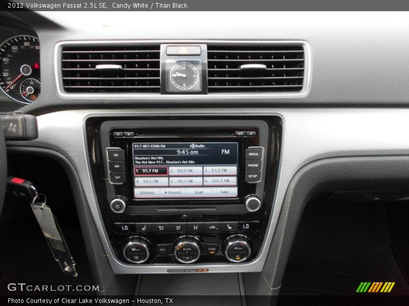 Candy White / Titan Black 2012 Volkswagen Passat 2.5L SE