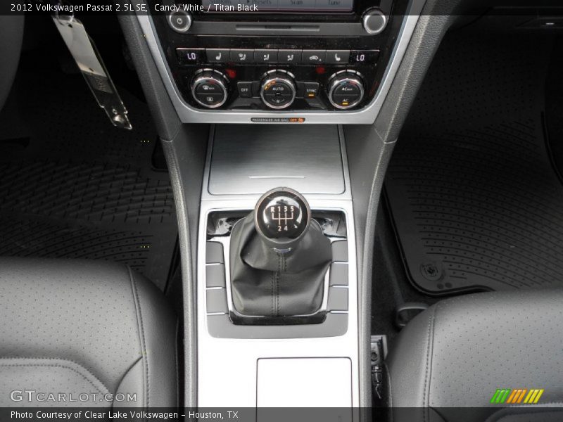 Candy White / Titan Black 2012 Volkswagen Passat 2.5L SE