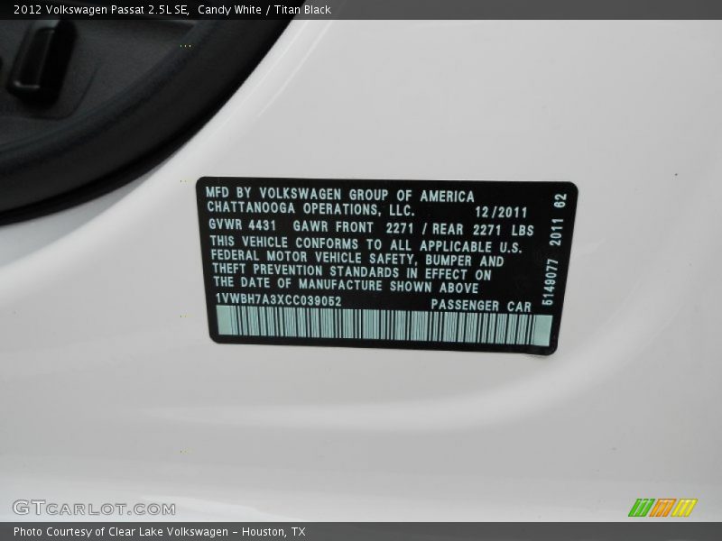 Candy White / Titan Black 2012 Volkswagen Passat 2.5L SE