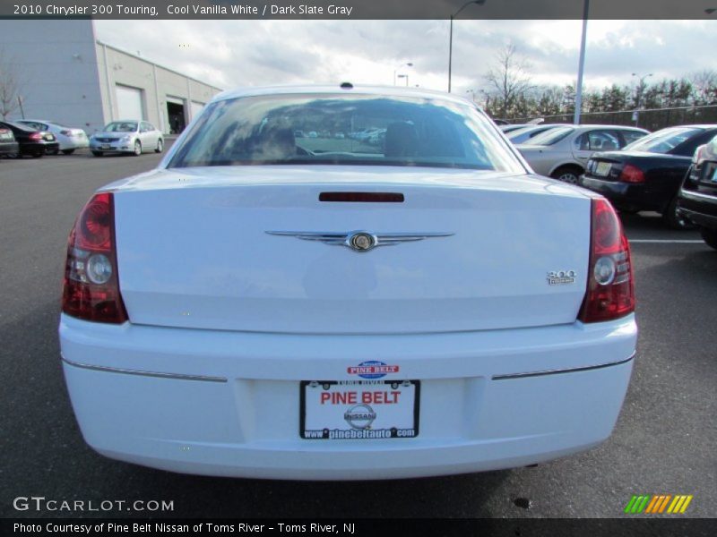 Cool Vanilla White / Dark Slate Gray 2010 Chrysler 300 Touring