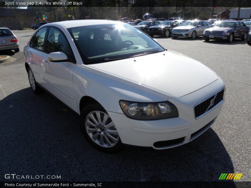 Ice White / Off Black 2005 Volvo S40 2.4i