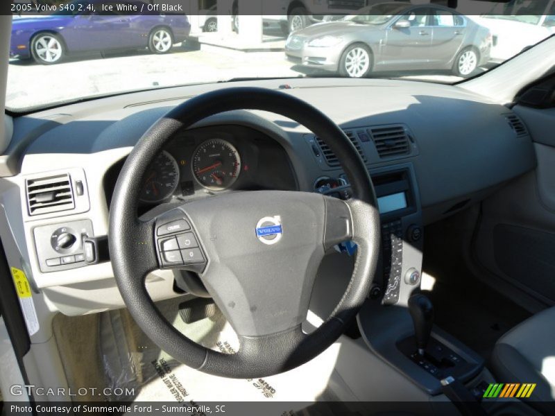 Ice White / Off Black 2005 Volvo S40 2.4i