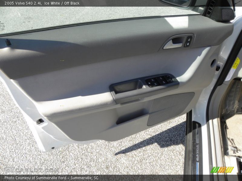 Ice White / Off Black 2005 Volvo S40 2.4i
