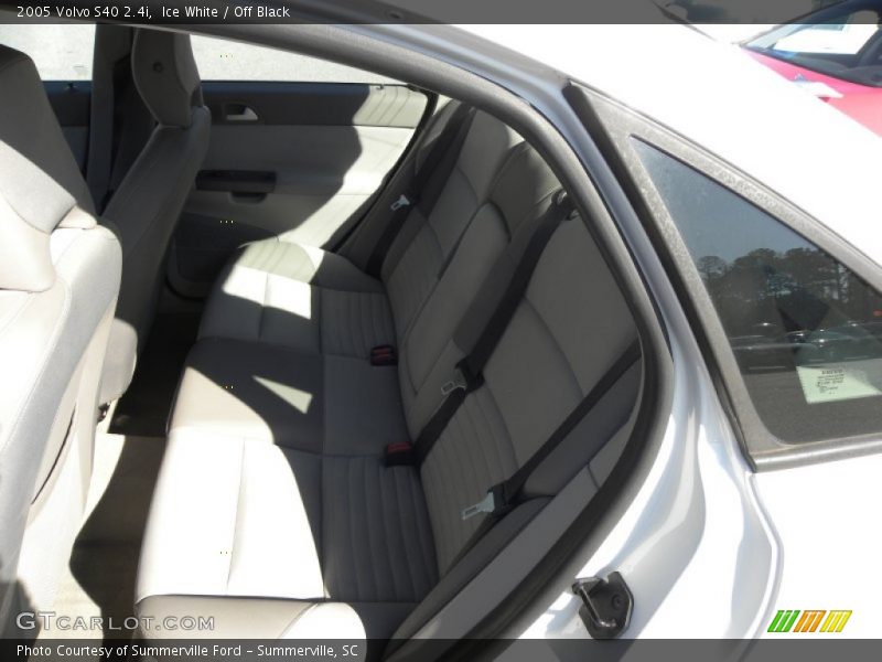 Ice White / Off Black 2005 Volvo S40 2.4i