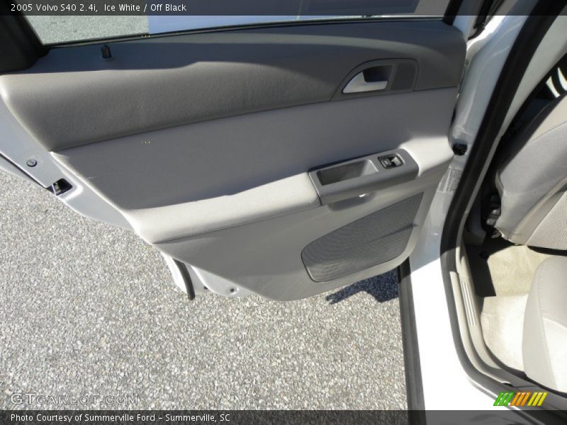 Ice White / Off Black 2005 Volvo S40 2.4i