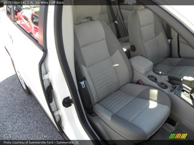 Ice White / Off Black 2005 Volvo S40 2.4i