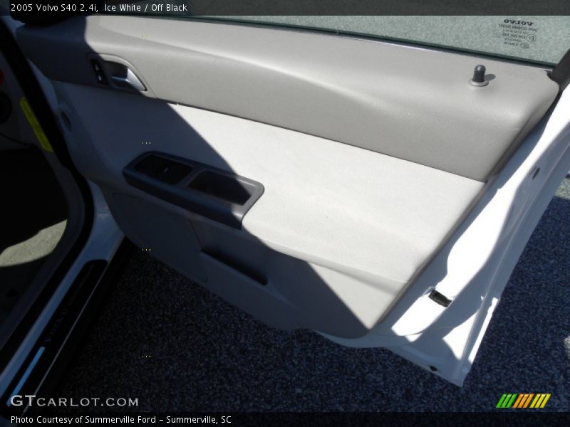 Ice White / Off Black 2005 Volvo S40 2.4i