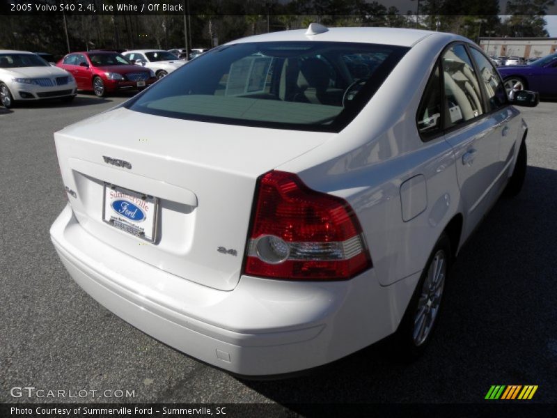 Ice White / Off Black 2005 Volvo S40 2.4i