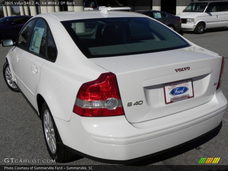 Ice White / Off Black 2005 Volvo S40 2.4i
