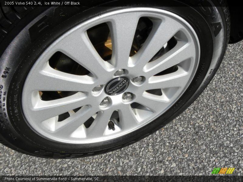 Ice White / Off Black 2005 Volvo S40 2.4i