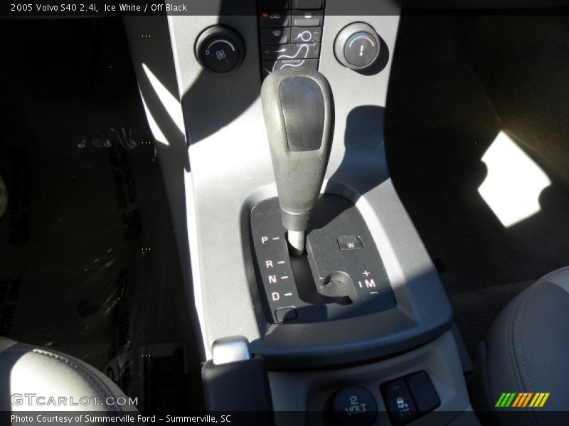 Ice White / Off Black 2005 Volvo S40 2.4i