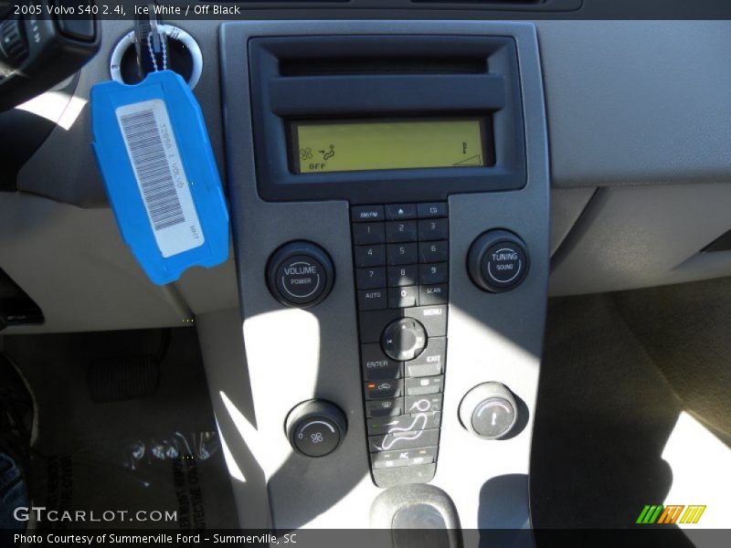 Ice White / Off Black 2005 Volvo S40 2.4i