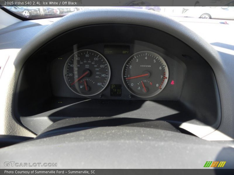 Ice White / Off Black 2005 Volvo S40 2.4i