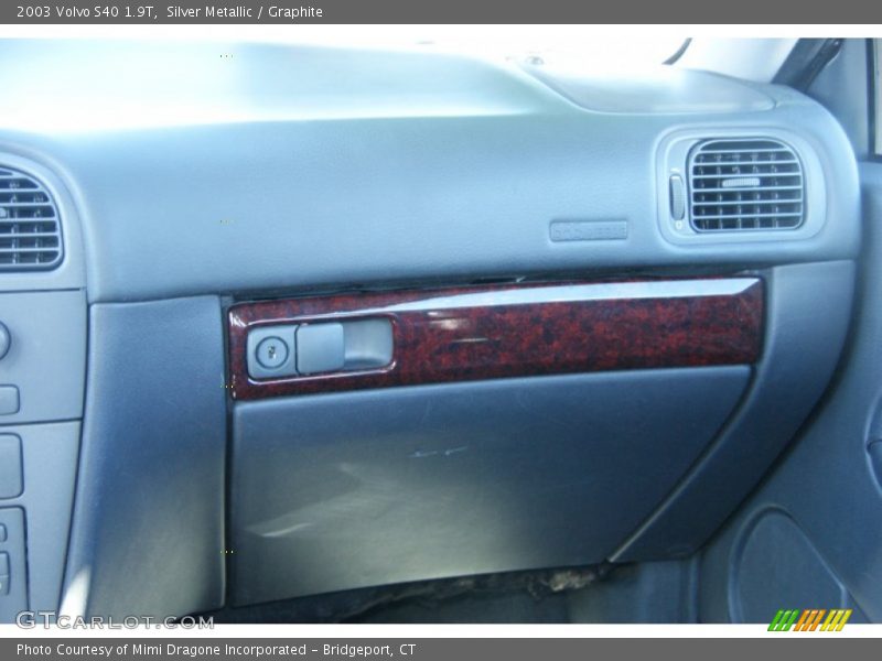 Silver Metallic / Graphite 2003 Volvo S40 1.9T