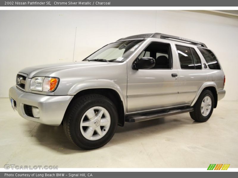 Front 3/4 View of 2002 Pathfinder SE