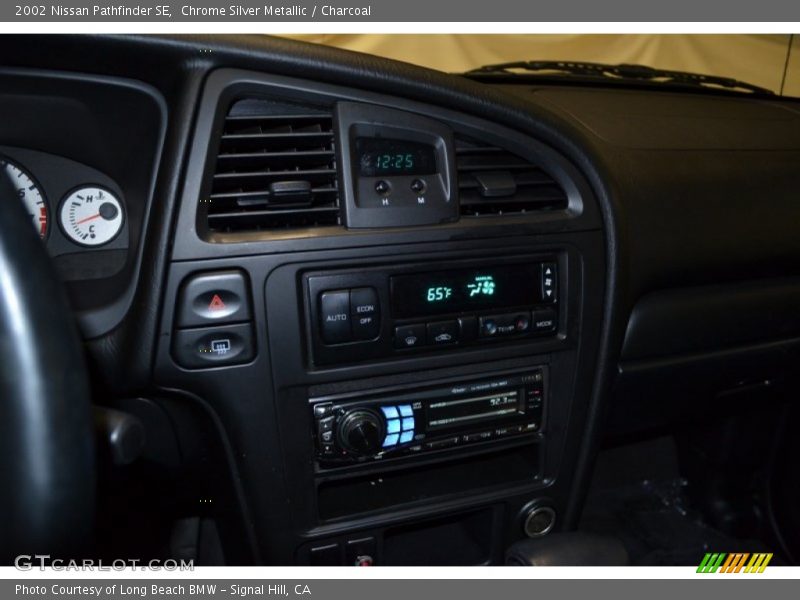 Chrome Silver Metallic / Charcoal 2002 Nissan Pathfinder SE