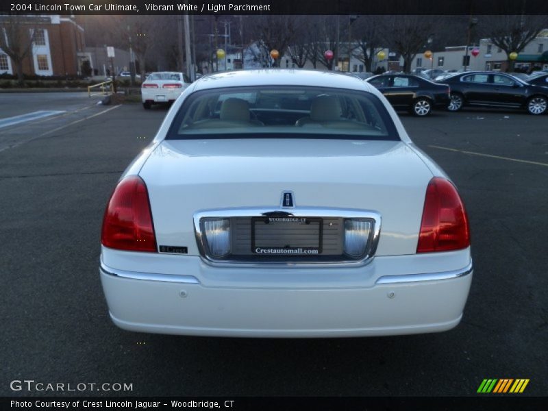 Vibrant White / Light Parchment 2004 Lincoln Town Car Ultimate