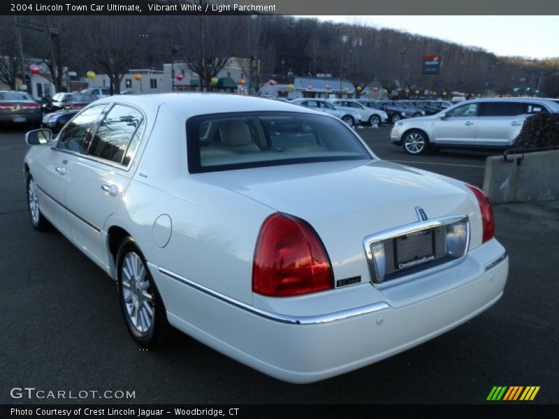 Vibrant White / Light Parchment 2004 Lincoln Town Car Ultimate
