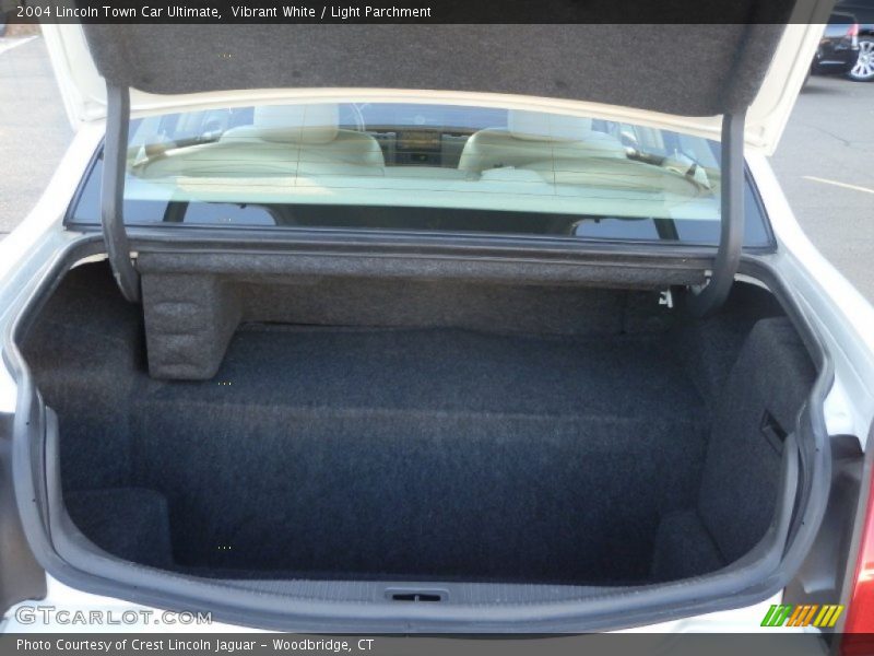 Vibrant White / Light Parchment 2004 Lincoln Town Car Ultimate