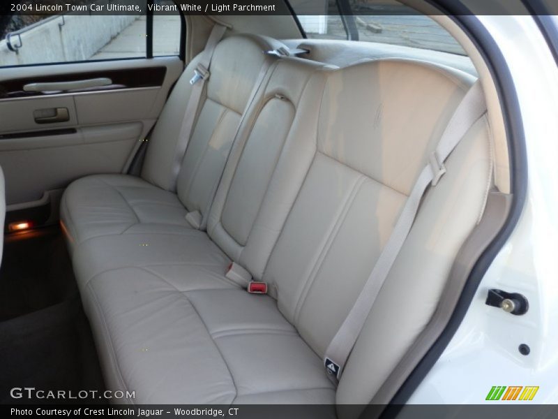 Vibrant White / Light Parchment 2004 Lincoln Town Car Ultimate