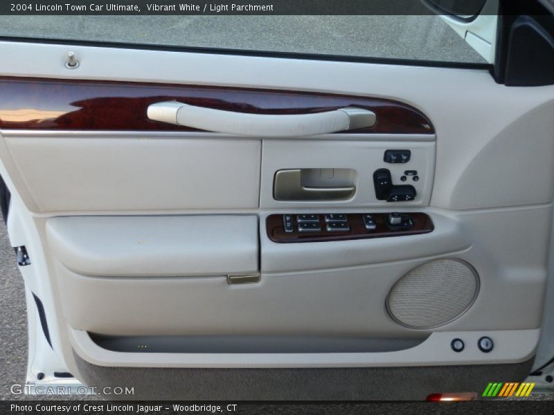 Vibrant White / Light Parchment 2004 Lincoln Town Car Ultimate