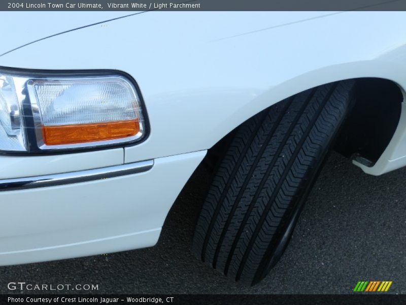 Vibrant White / Light Parchment 2004 Lincoln Town Car Ultimate