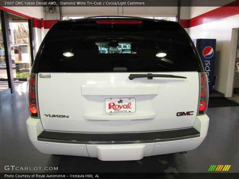 Diamond White Tri-Coat / Cocoa/Light Cashmere 2007 GMC Yukon Denali AWD