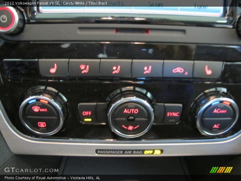 Candy White / Titan Black 2012 Volkswagen Passat V6 SE