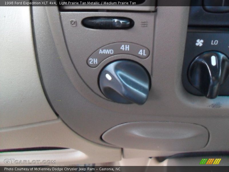 Light Prairie Tan Metallic / Medium Prairie Tan 1998 Ford Expedition XLT 4x4