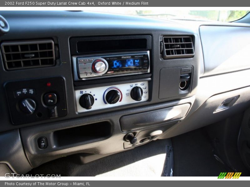 Oxford White / Medium Flint 2002 Ford F250 Super Duty Lariat Crew Cab 4x4