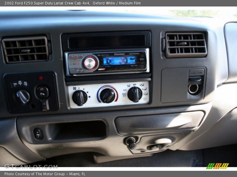Oxford White / Medium Flint 2002 Ford F250 Super Duty Lariat Crew Cab 4x4
