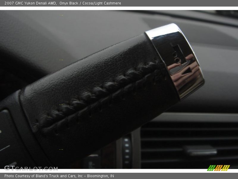 Onyx Black / Cocoa/Light Cashmere 2007 GMC Yukon Denali AWD